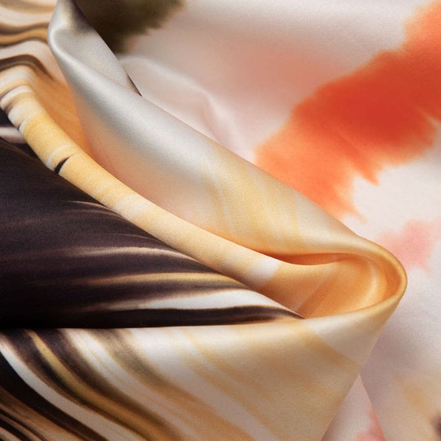 Seidenschal mit abstraktem Aquarellmuster in Orange, Braun und Creme. Luxuriöses Accessoire, ideal für modische Akzente und stilvolle Outfits.