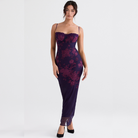 Elegantes lila Abendkleid mit floralen Mustern, schmaler Schnitt, Spaghettiträger, ideal für formelle Anlässe. Damenmode, Abendgarderobe.