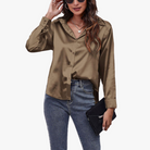 Elegante Damenbluse aus Satin in Braun, kombiniert mit blauer Jeans. Perfekt für modische Outfits. Ideal für stilvolle Anlässe und Freizeit.