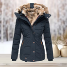 Damen Winterjacke mit Kapuze, warm gefüttert, schwarz, stilvoll und funktional, ideal für kalte Tage. Perfekt für Outdoor-Aktivitäten im Winter.