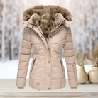 Damen Winterjacke beige mit Kunstfellkapuze, warm gefüttert, ideal für kalte Tage. Modisch, funktional, hochwertig verarbeitet.