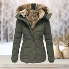 Damen Winterjacke mit Kapuze, olivgrün, gefüttert mit Kunstfell. Perfekt für kalte Tage, modisch und warm. Ideal für Outdoor-Aktivitäten.