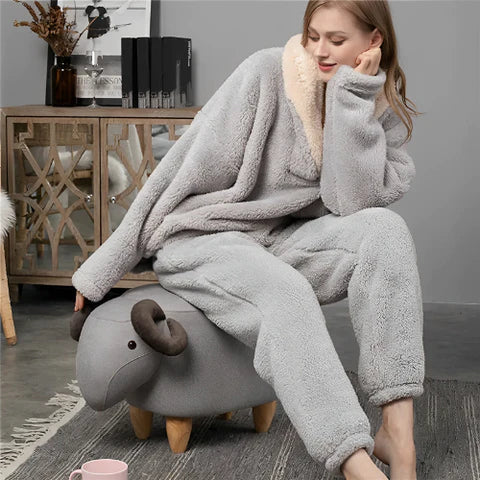 Flauschiger grauer Schaf-Hocker mit Holzbeinen, ideal für Wohnzimmer-Dekor. Bequeme Sitzgelegenheit, modernes Design, perfektes Geschenk.