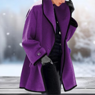 Lila Damenmantel mit schwarzem Kragen, elegantes Design, ideal für Wintermode. Hochwertige Materialien, stilvoll und warm. Perfekt für kalte Tage.