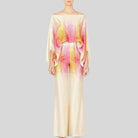 Eleganter Damen-Jumpsuit mit farbenfrohem, abstraktem Muster in Pink und Gelb. Perfekt für stilvolle Anlässe und modische Outfits.