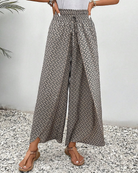 Damenhose mit weitem Bein, geometrischem Muster und elastischem Bund, ideal für Sommermode. Perfekt für lässige und stilvolle Outfits.