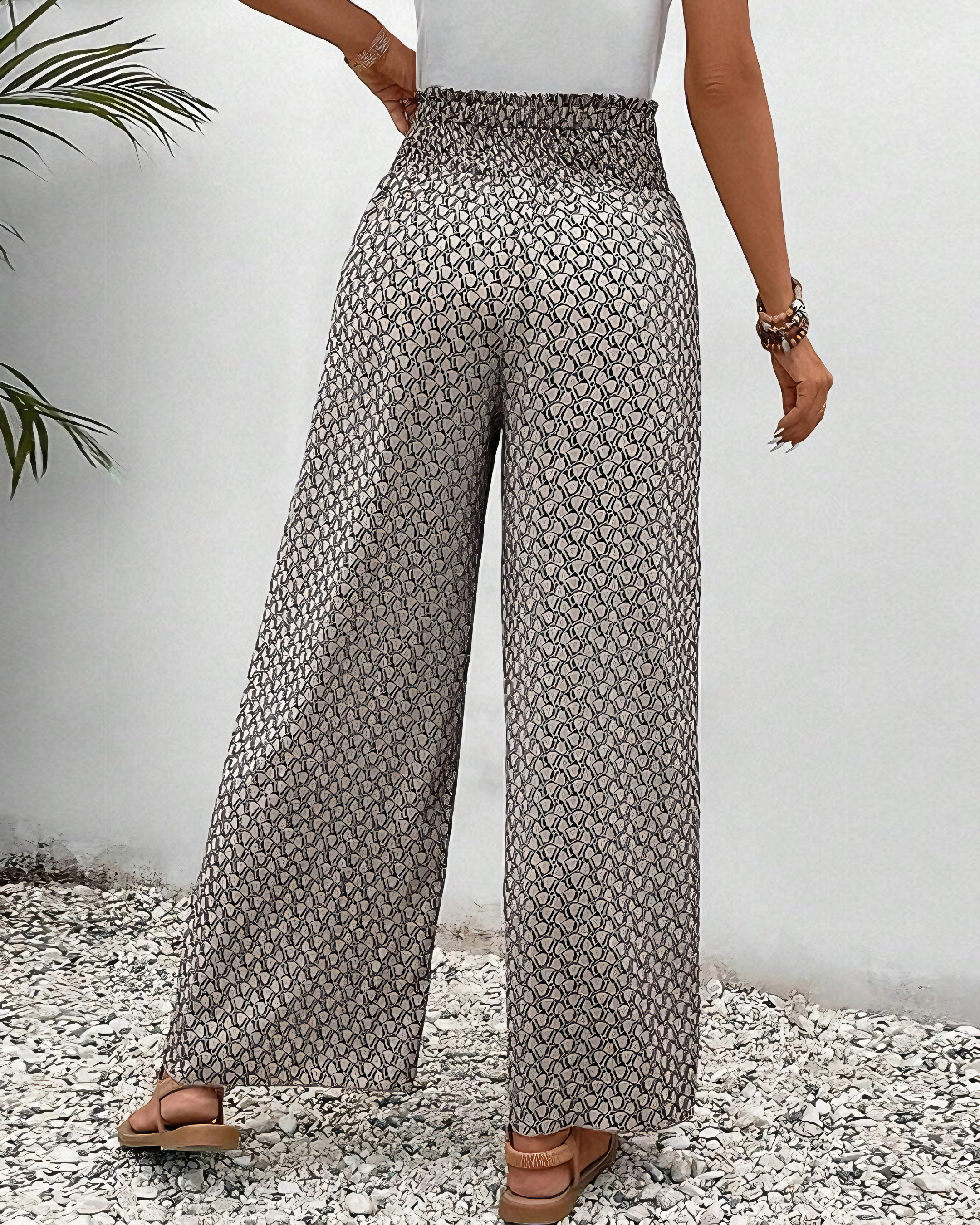 Damenhose mit geometrischem Muster, hohe Taille, weites Bein, ideal für Sommermode. Perfekt für lässige Outfits und stilvolle Freizeitlooks.