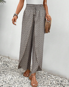 Damenhose mit geometrischem Muster, locker geschnitten, ideal für Sommermode. Perfekt kombinierbar mit Sandalen und Accessoires.