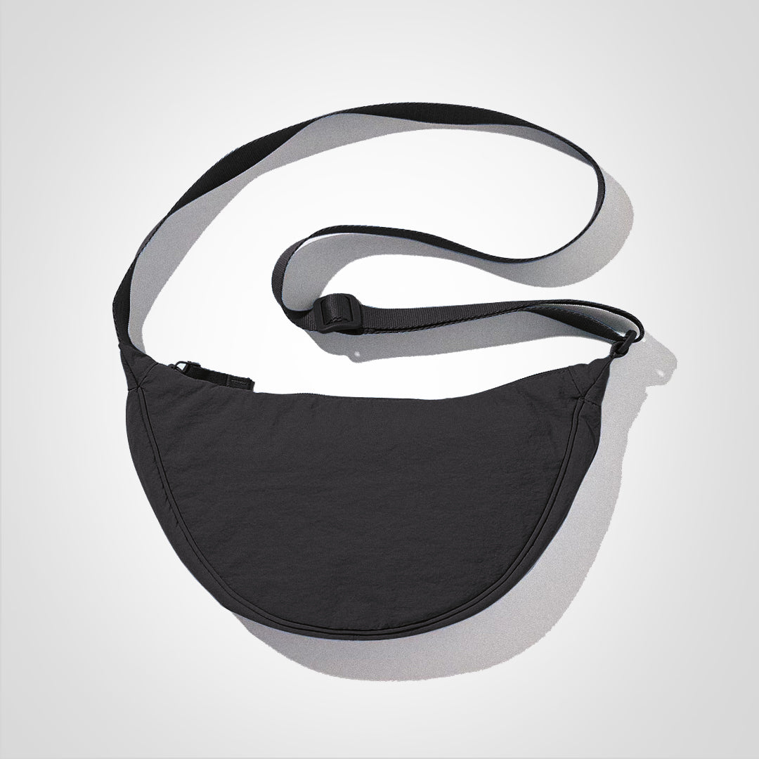 Schwarze Nylon-Umhängetasche, urbaner Stil, große Kapazität, verstellbarer Riemen, ideal für Alltag und Reisen.