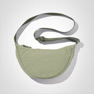 Grüne Nylon-Umhängetasche, lässig, große Kapazität, verstellbarer Riemen, ideal für Alltag und Reisen, stilvolles Accessoire.