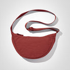 Rote Nylon-Umhängetasche, urbaner Stil, große Kapazität, verstellbarer Gurt, ideal für Freizeit und Reisen, modisch und praktisch.