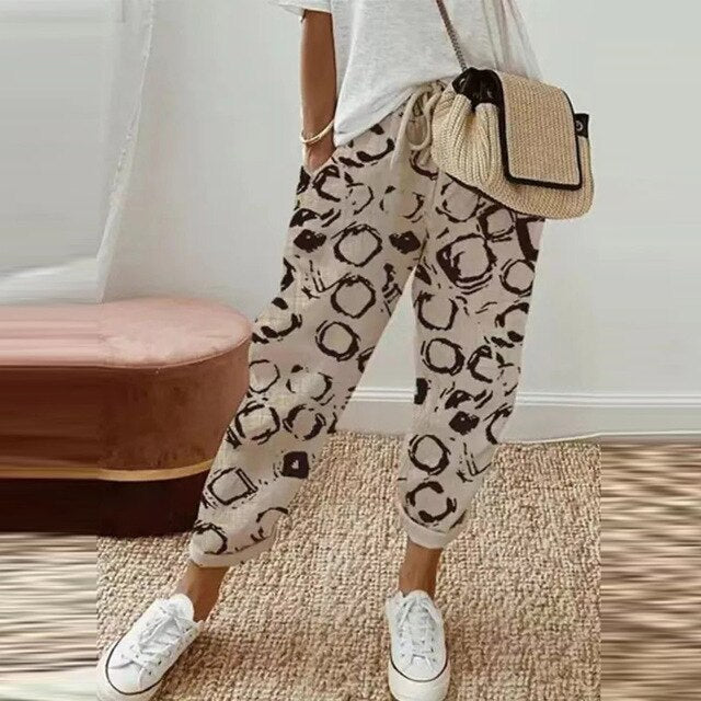 Frau in Vintage Harajuku Hose, digitaler Druck, beige, lässig, hohe Taille, modisch, bequem.