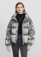 Damen Winterjacke, silber, Stehkragen, Daunenmantel, modisch, warm, kurz, elegant, ideal für kalte Tage, stilvoller Look, hochwertig.