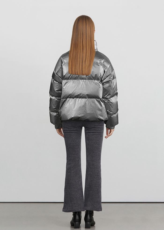 Damen Daunenjacke grau, Stehkragen, kurz geschnitten. Modischer Wintermantel, warm und stilvoll, ideal für kalte Tage.