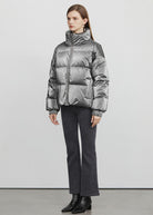 Damen Steppjacke in Grau mit Stehkragen, modisch und warm, ideal für Wintermode. Perfekt kombinierbar mit eleganten Outfits.