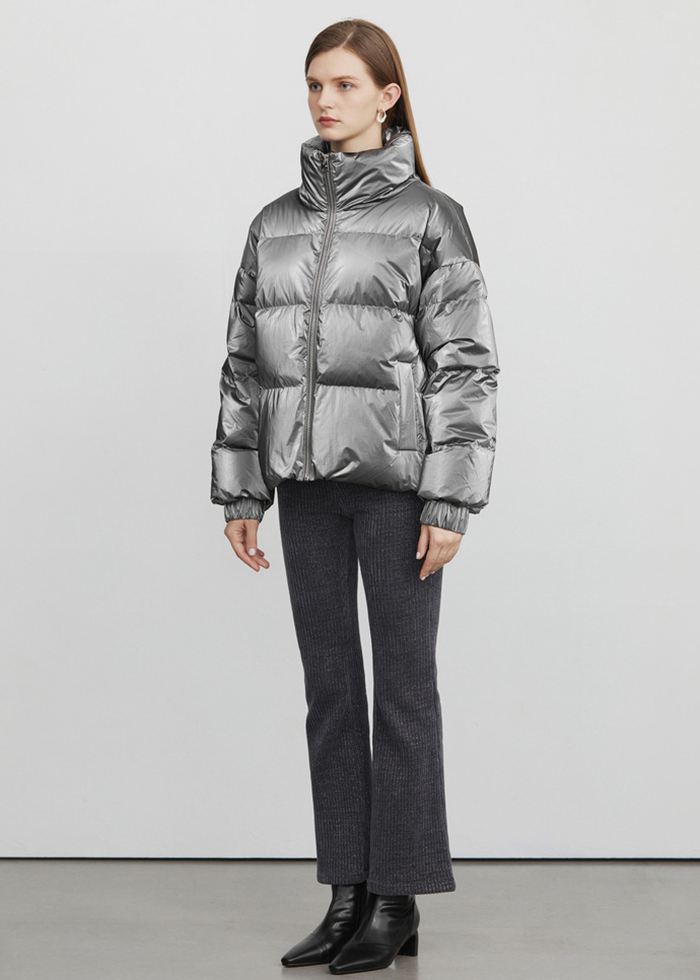 Damen Steppjacke in Grau mit Stehkragen, modisch und warm, ideal für Wintermode. Perfekt kombinierbar mit eleganten Outfits.
