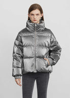 Damen Steppjacke in Silber, mit Stehkragen und Reißverschluss. Modische Winterjacke, warm und stilvoll, ideal für kalte Tage.