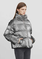 Damen Steppjacke in Metallic-Grau mit Stehkragen, Reißverschluss und Taschen. Modische Winterjacke, ideal für kalte Tage.