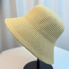 Beiger, gewebter Damen-Bucket-Hut aus Stroh, ideal für Frühling und Sommer 2024. Perfekt als Sonnenschutz und modisches Accessoire.
