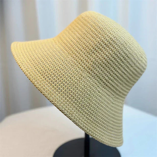 Beiger, gewebter Damen-Bucket-Hut aus Stroh, ideal für Frühling und Sommer 2024. Perfekt als Sonnenschutz und modisches Accessoire.