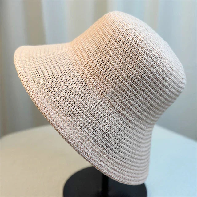 Beiger, gewebter Damen-Bucket-Hut aus Stroh für Frühling und Sommer 2024. Retro-Design, idealer Sonnenschutz für Reisen und Outdoor-Aktivitäten.