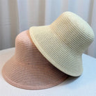 Zwei stilvolle, gestrickte Damen-Bucket-Hüte in Beige und Rosa, ideal für Frühling und Sommer. Perfekt als modische Sonnenhüte für Reisen.