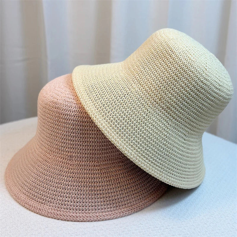 Zwei stilvolle, gestrickte Damen-Bucket-Hüte in Beige und Rosa, ideal für Frühling und Sommer. Perfekt als modische Sonnenhüte für Reisen.