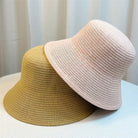Zwei Retro-Strandhüte aus Stroh, ideal für Frühling und Sommer. Perfekt als modischer Sonnenschutz für Damen. Trendiger Fischerhut-Stil.