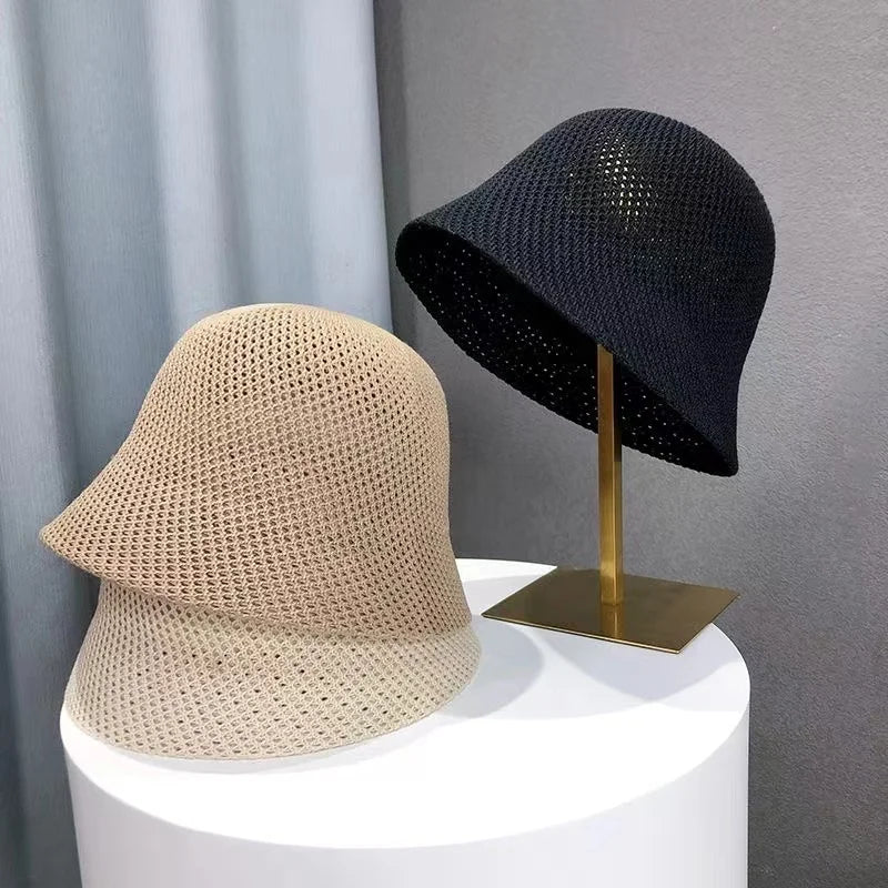 Zwei gehäkelte Sommer-Bucket-Hüte, beige und schwarz, atmungsaktiv und faltbar, ideal für Strand und Outdoor-Aktivitäten.