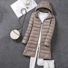 Damen Ultra-Leichtgewicht Packable Lange Pufferjacke, 2023 Herbst Winter, warm, mit abnehmbarer Kapuze, stilvoll, beige, modisch.