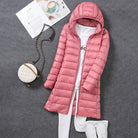 Damen Ultra-Leichtgewicht Packable Lange Pufferjacke in Rosa, Herbst/Winter 2023, mit abnehmbarer Kapuze. Modisch, warm, vielseitig.
