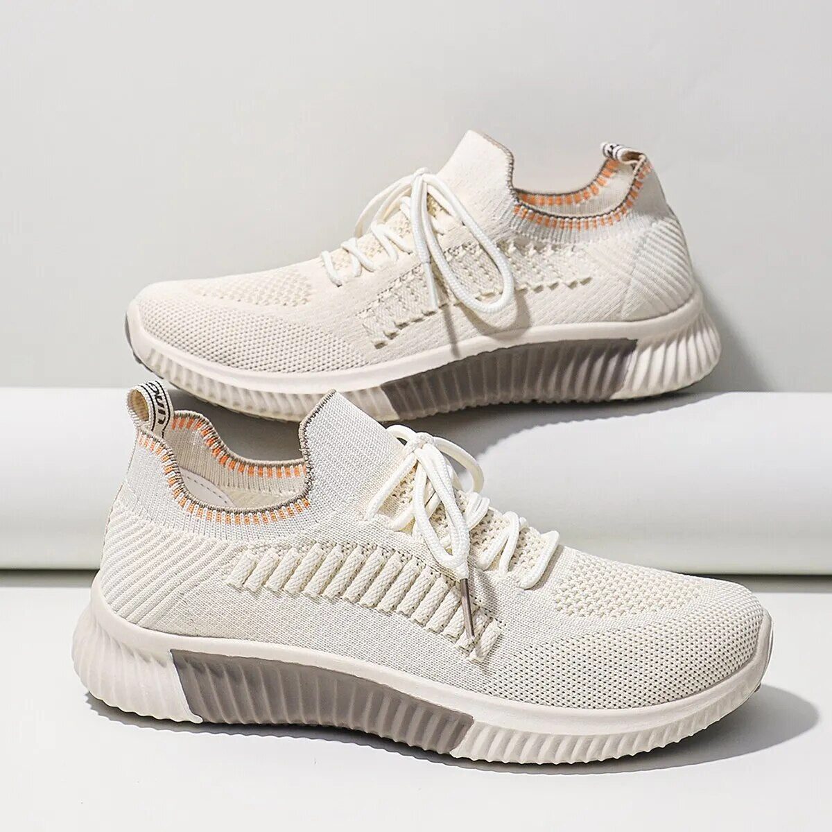 Damen-Sneaker in Beige, atmungsaktiv, mit gestricktem Obermaterial und flexibler Sohle. Ideal für Freizeit und Sport. Trendige, bequeme Schuhe.
