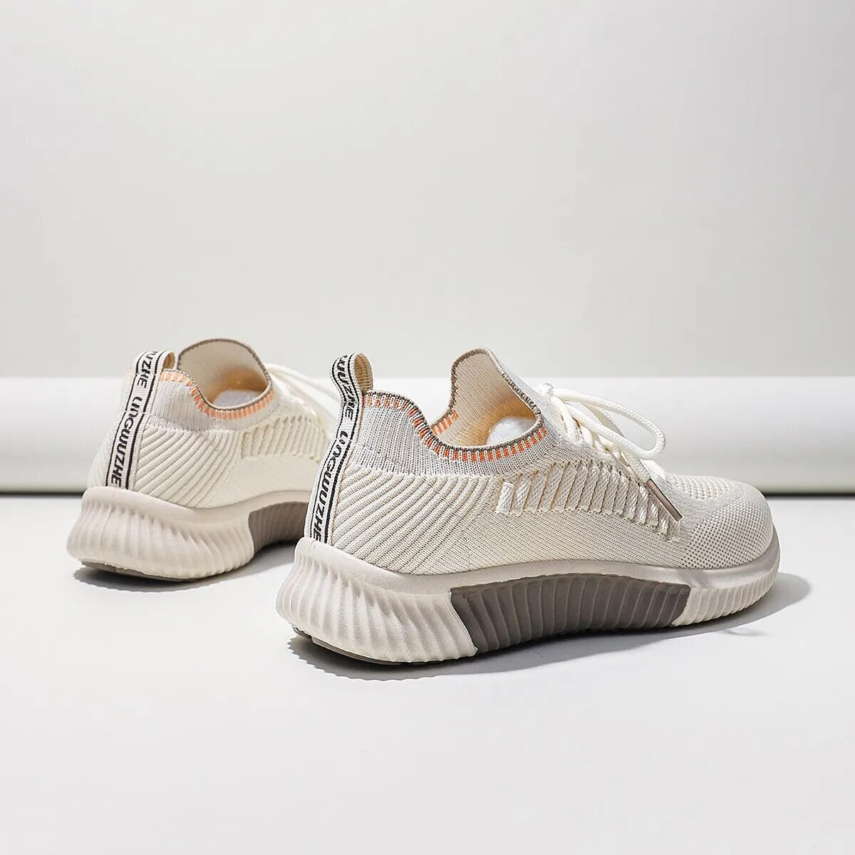 Damen-Sneaker in Weiß mit gestricktem Obermaterial, elastischer Sohle und modischem Design. Bequeme Freizeitschuhe für Alltag und Sport.