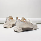 Damen-Sneaker in Weiß mit gestricktem Obermaterial, elastischer Sohle und modischem Design. Bequeme Freizeitschuhe für Alltag und Sport.