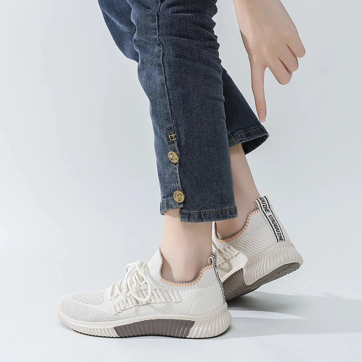 Damen-Sneaker in Weiß mit gestricktem Obermaterial, bequemer Passform und modischem Design. Perfekt für Freizeit und Sport.