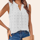 Ärmellose weiße Bluse mit Stickerei, V-Ausschnitt und lockerer Passform. Perfekt für Sommermode, Damenbekleidung, Freizeitoutfits.