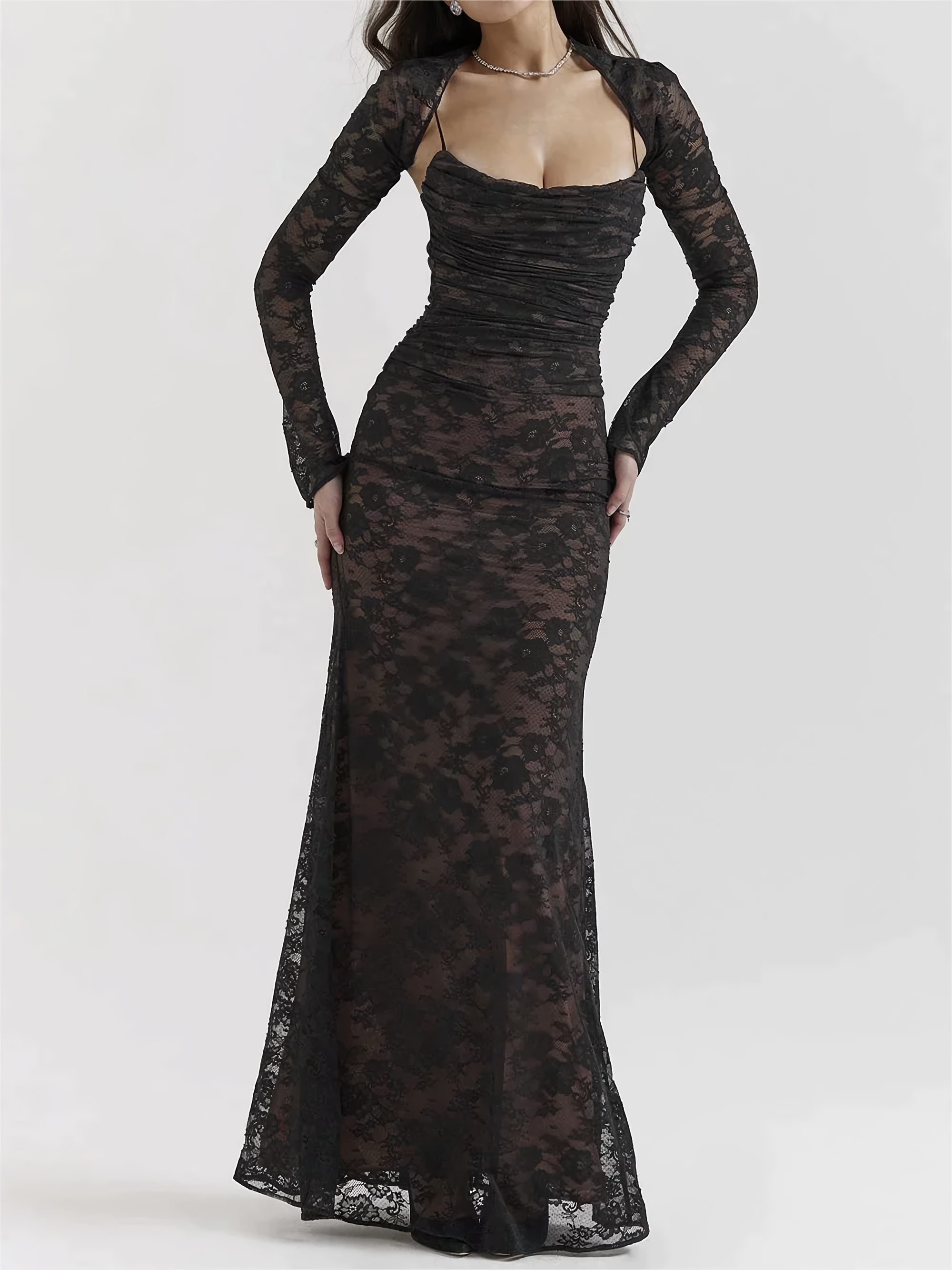 Elegantes schwarzes Spitzenkleid mit langen Ärmeln und figurbetontem Schnitt. Perfekt für Abendveranstaltungen und formelle Anlässe.