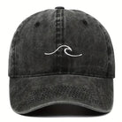 Schwarze Baseballcap mit Wellenstickerei, Vintage-Design, unisex, ideal für Hip-Hop und Freizeit, gewaschener Look, modisches Accessoire.