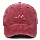Rote Baseballcap mit Wellenstickerei, Vintage-Design, gewaschener Look. Perfekt für Damen, Hip-Hop-Stil, modische Sonnenhut-Option.