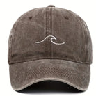 Vintage Baseballcap in verwaschenem Braun mit gesticktem Wellenmotiv. Trendige, schlichte Hip-Hop-Sonnenmütze für Damen und Herren.