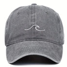 Graue Baseballcap mit Wellenstickerei, Vintage-Design, unisex, ideal für Hip-Hop und Freizeit, gewaschener Look, modisch und vielseitig.