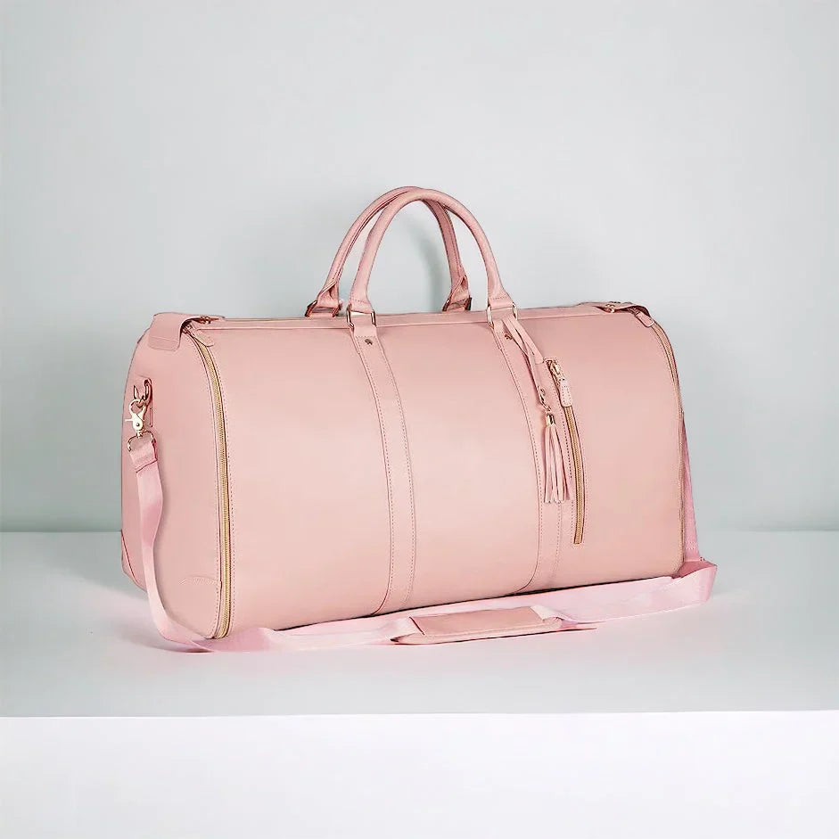 Rosa Weekender-Tasche aus Leder mit Schulterriemen, stilvoll und geräumig für Reisen.