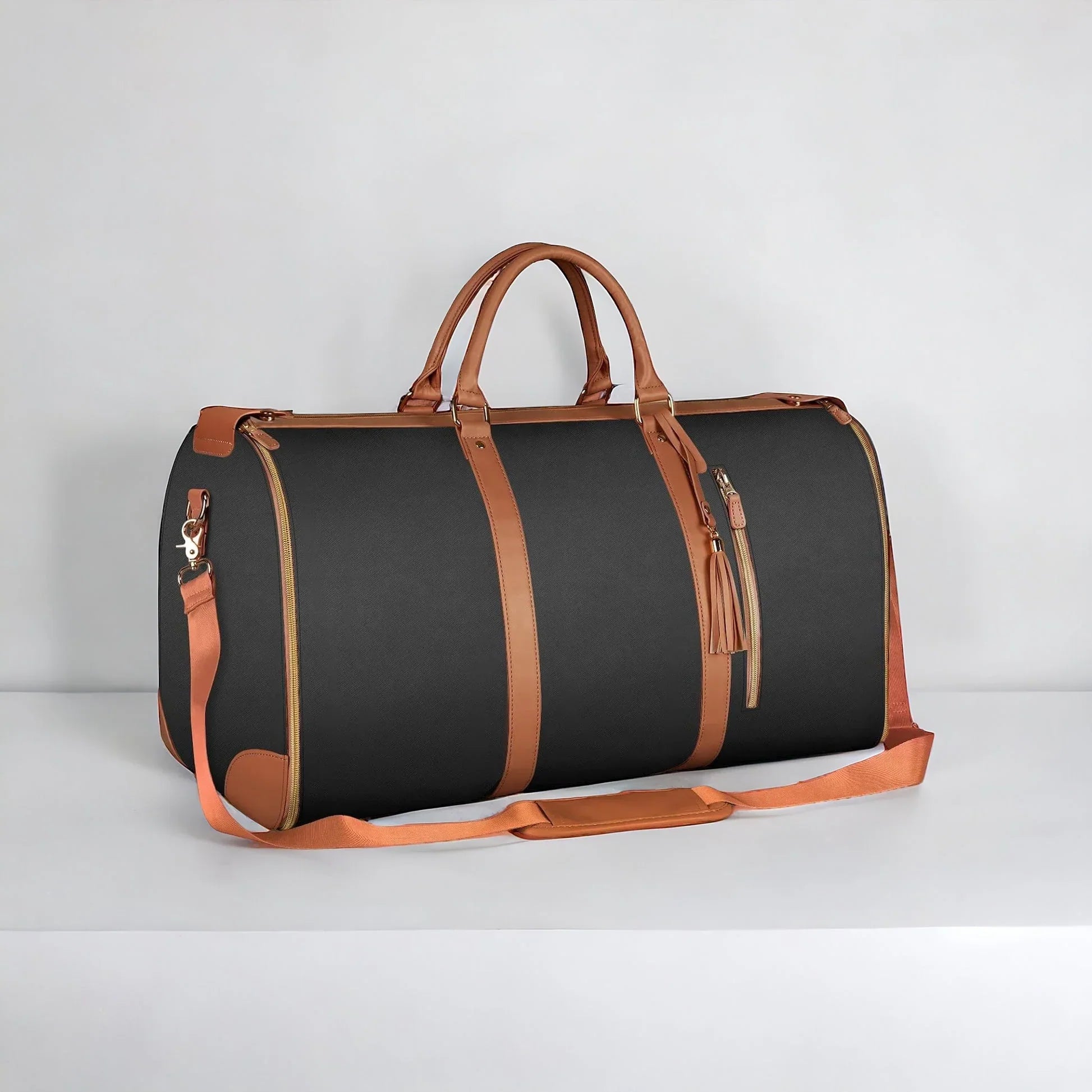 Schwarze Weekender-Tasche aus Leder mit braunen Riemen, ideal für Reisen und Wochenendausflüge.