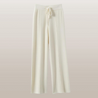 Weiße Damenhose mit weitem Bein und Kordelzug, ideal für lässige Outfits. Hochwertige Stoffqualität, modisch und bequem.