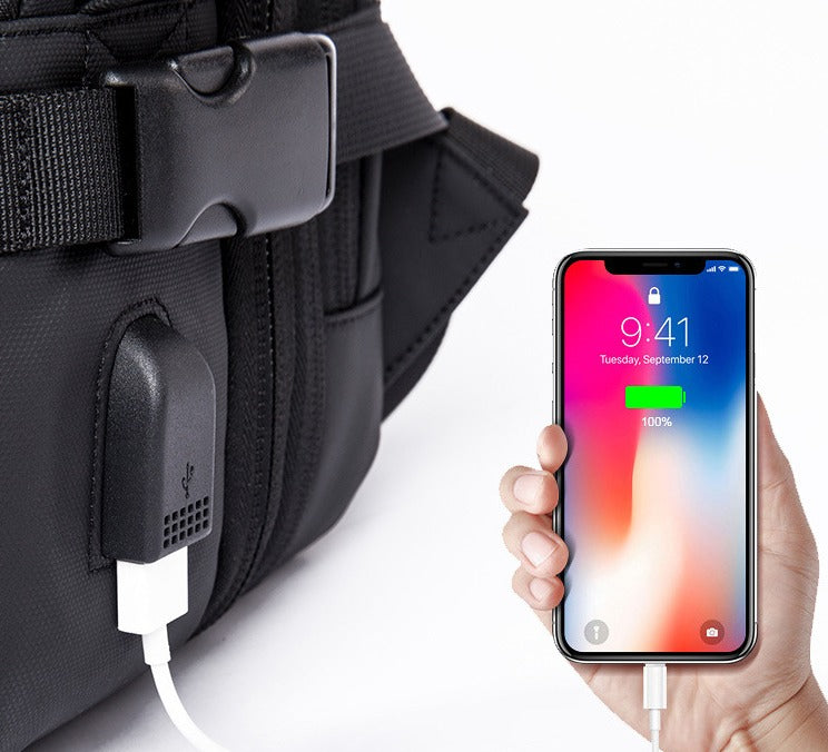 Schwarzer Rucksack mit USB-Anschluss, lädt Smartphone, praktisches Reise-Accessoire.
