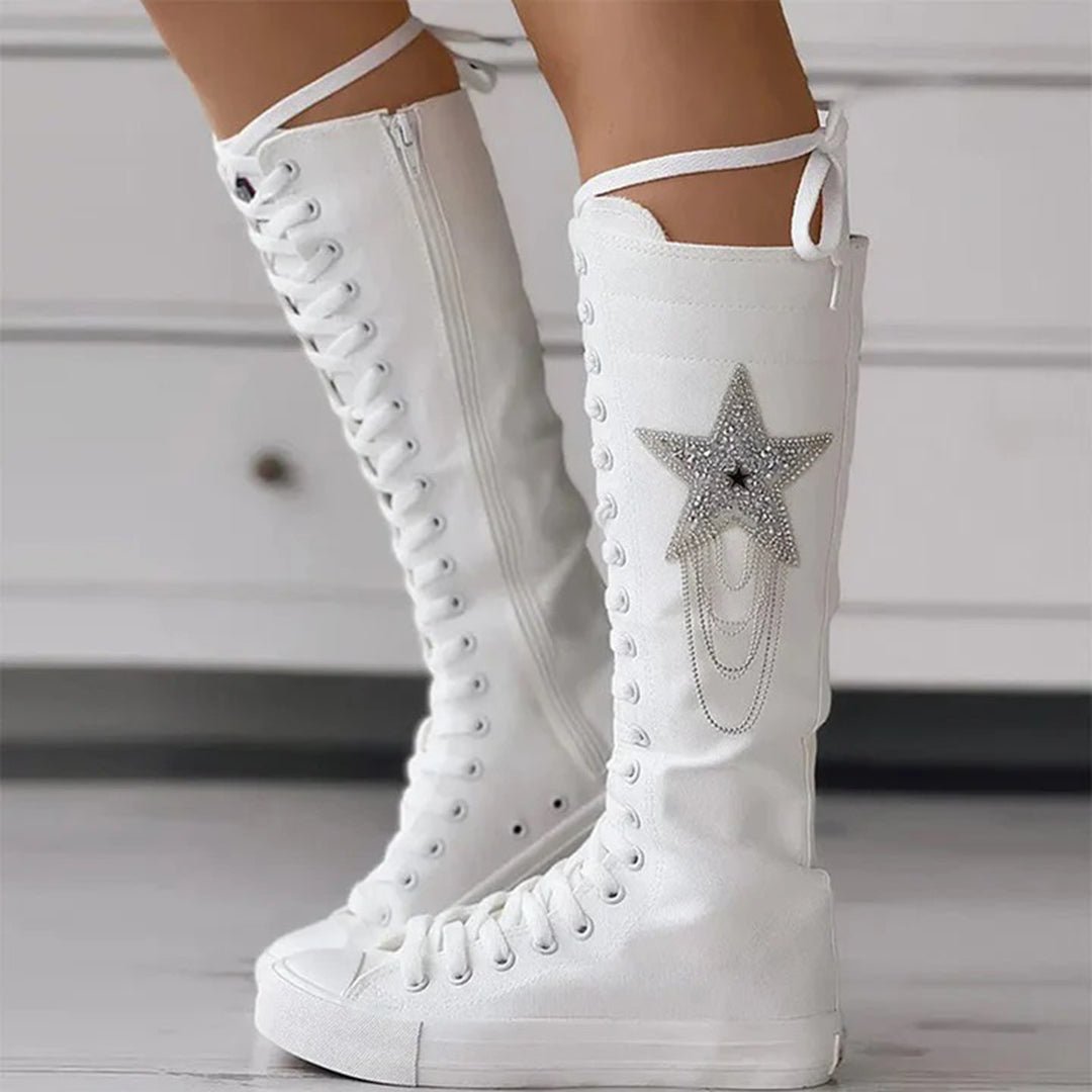 Weiße kniehohe Stiefel mit Schnürung und Sternverzierung, modische Damenstiefel, trendige Schuhe, elegantes Design, ideal für Herbstmode.