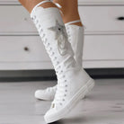 Weiße kniehohe Sneaker mit Sternapplikation und Schnürung. Modische Damenstiefel, ideal für trendige Streetwear und sportliche Outfits.