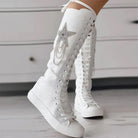 Weiße kniehohe Stiefel mit Schnürung und Sternverzierung, modische Damenstiefel, trendige Schuhe, elegantes Design, ideal für Herbst und Winter.
