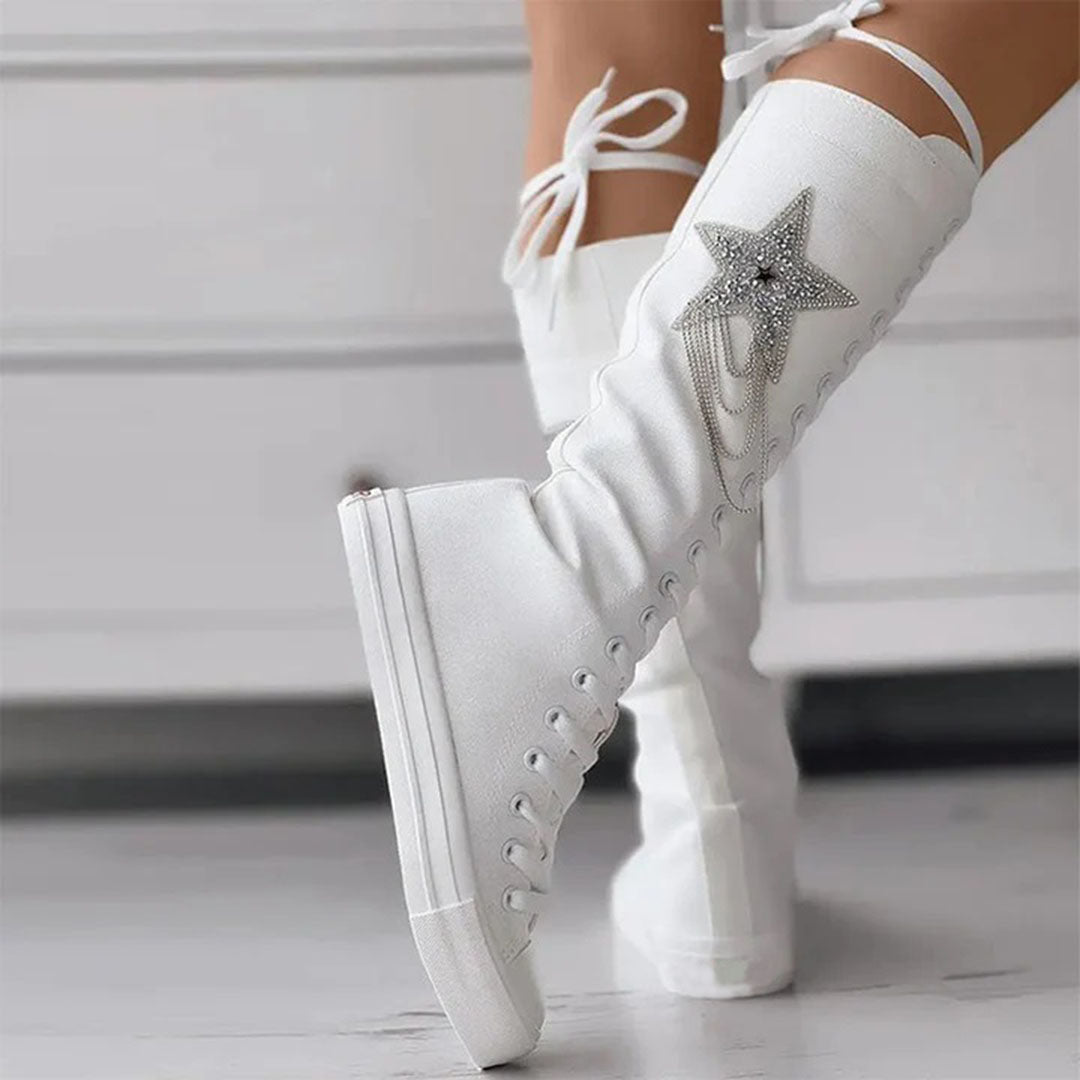 Weiße Damenstiefel mit Sternapplikation, hohe Plateausohle, Schnürung, modisch, elegant, ideal für trendige Outfits und besondere Anlässe.