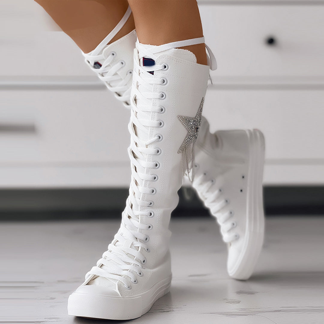 Weiße, kniehohe Schnürstiefel mit Sternapplikation, modisch und trendig. Perfekt für Damen, die stilvolle und bequeme Schuhe suchen.